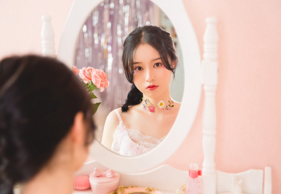 粉色美女蕾丝吊带裙写真