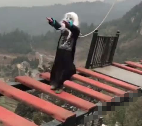 小伙体验空中栈道，意外发现对面来了个僵尸，结果意外发生了