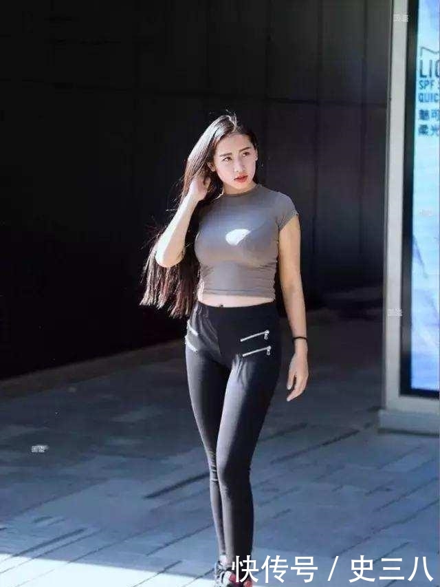 『摄影』街拍美图摄影丰腴的30多岁美妇人, t恤被硬撑出了紧身衣效果!