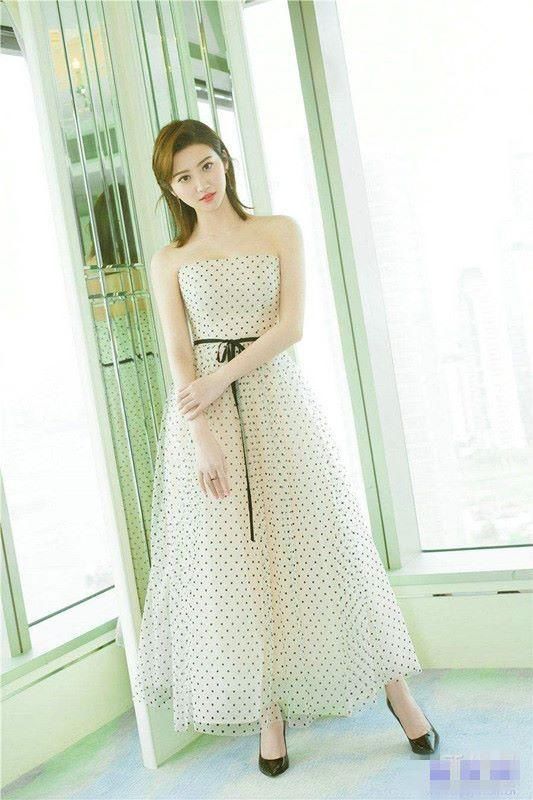 景甜又胖了，网友：短裤下的大腿粗了不止一圈！