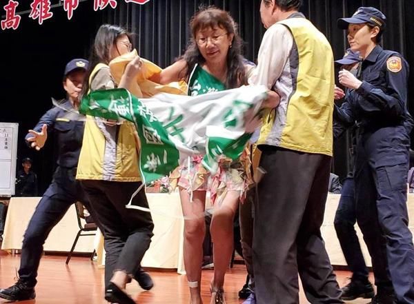  【马英九】“独派”民代参选人自认“女版马英九”，行为疯狂成