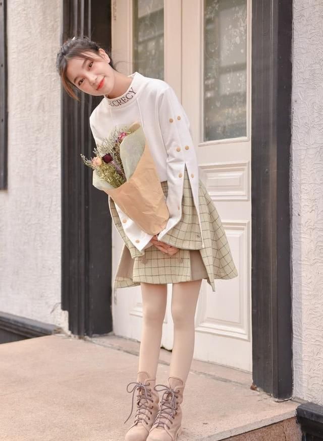  『特别』00后最爱的“森女系裙装”，搭配校服也超甜，校花也不过如此！