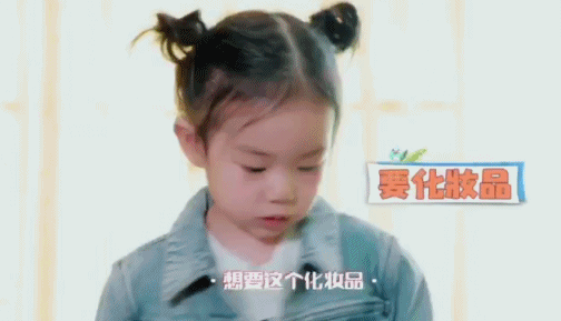 戚薇巴黎时装周看秀，三白眼比ab明显，没戴大美瞳有点认不出来！