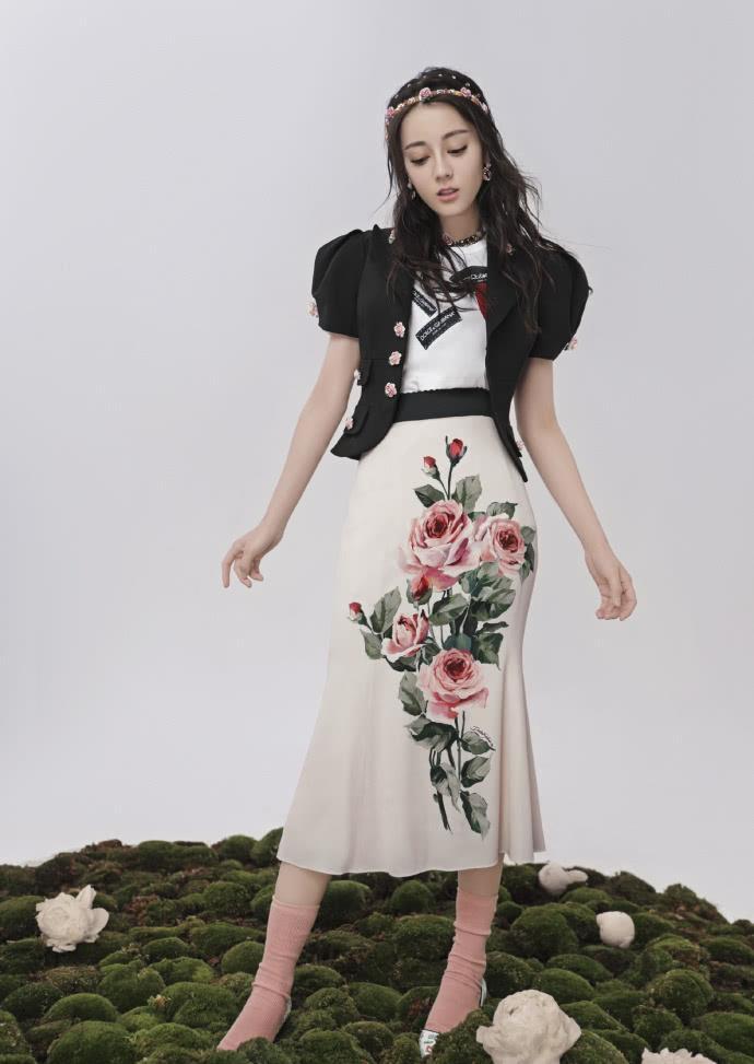 迪丽热巴也太惊艳了！抹胸薄纱裙不停往上撩，连坐姿都那么特别！