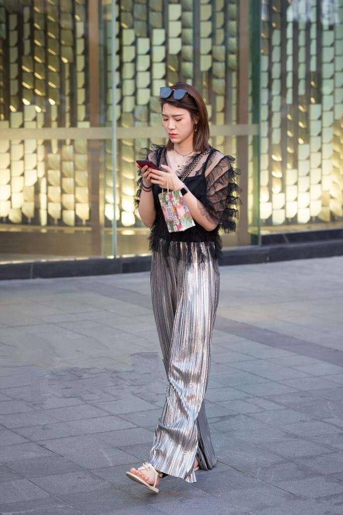 重庆街拍:美女大长腿搭配红色小高跟, 身材曲线完美展现!