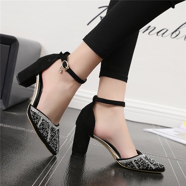 每个女神都有一双这样的尖头高跟鞋，显高挑，优雅气质轻松穿出来