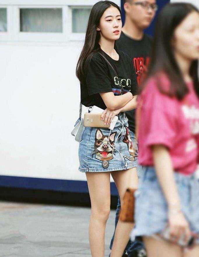 成都街拍: 街头小姐姐告诉你不只是明星财有自己时尚的穿搭!