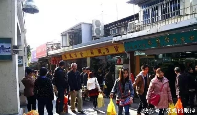 中国最奇特的一条街，一边属香港，一边属深圳，你去过吗？