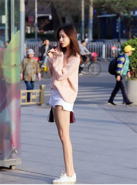 粉色|街拍:楚楚动人的小姐姐,身穿粉色紧身裙,尽显曼妙好身材