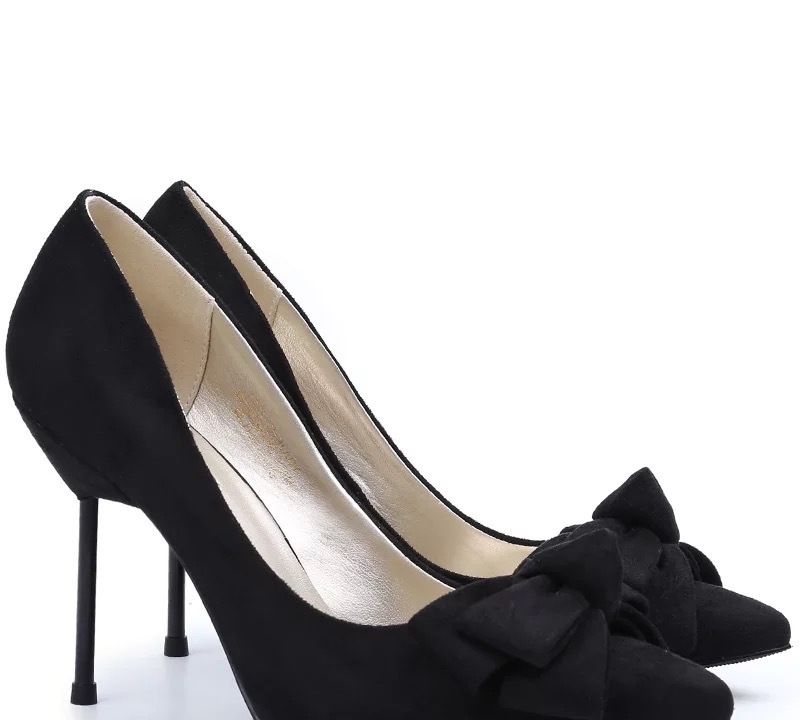 蝴蝶结■高跟鞋:纤细的筷子跟与蝴蝶结结合的高跟鞋