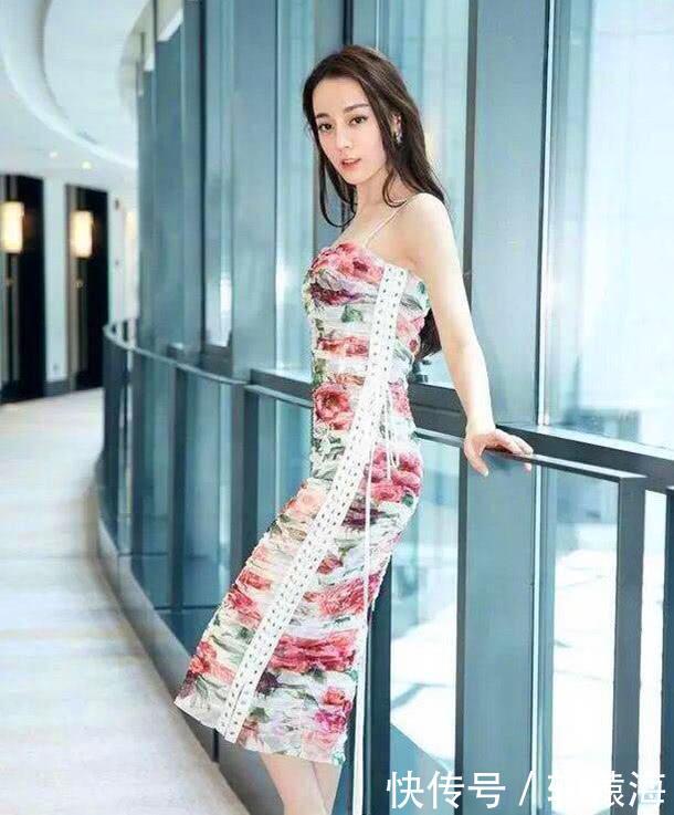 迪丽热巴穿薄纱裙凸显美腿,故意把衣服往上提,网友:她可真调皮