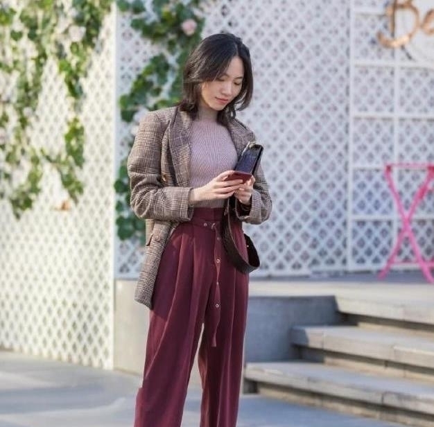 「 美女」穿搭靓丽,尽显好身姿!,美女街拍:笑容甜美的小姐姐