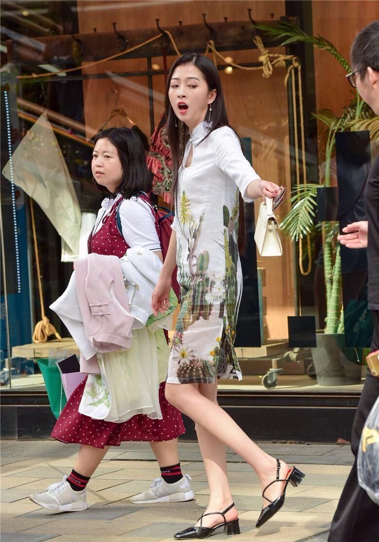 街拍:身材苗条的旗袍美女，极具中国风