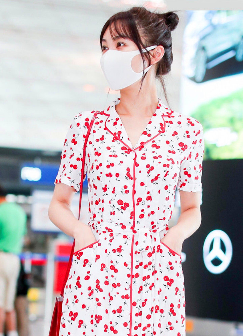 李菲儿厉害,身穿一袭印花睡裙惊艳无比,网友:这时尚杨颖比不了