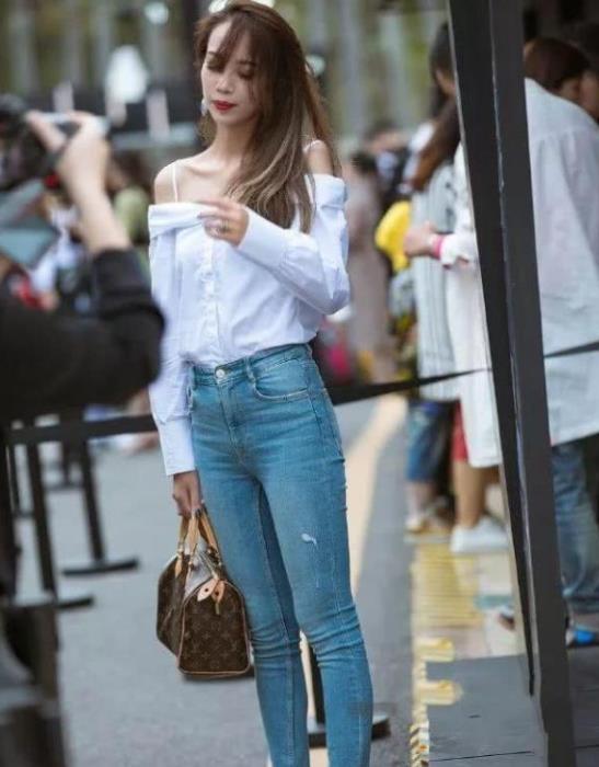  『尽显』街拍：柔情绰态的美女，一件白色上衣配黑色长裤，尽显曼妙好身材
