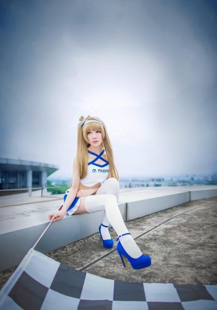 COSPLAY:白丝长腿小姐姐COS来袭，长腿吸睛!就问你喜不喜欢!