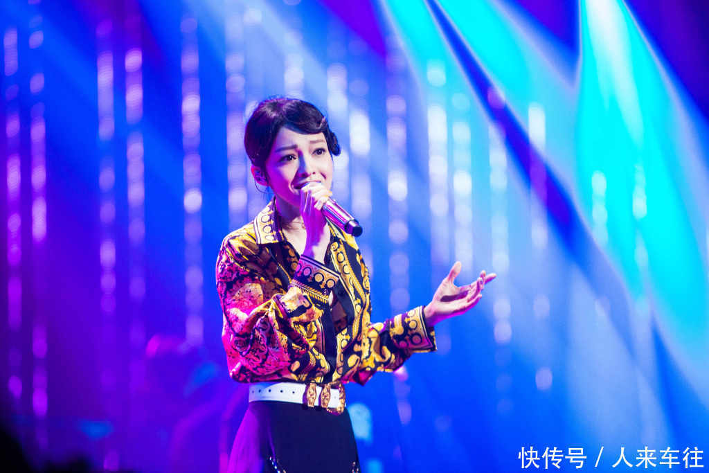 36岁张韶涵跟26岁迪丽热巴撞衫，差10岁却穿出同年龄的感觉