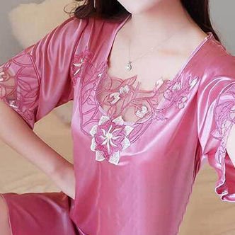 如今的睡衣真惹火，薄而不透，上身迷人又性感，太撩人