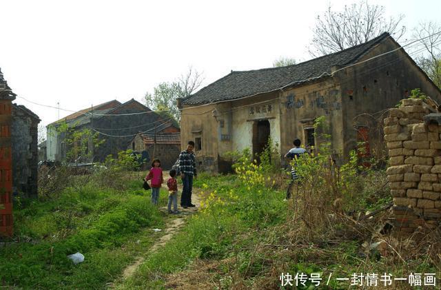 8岁女孩带弟弟玩耍,遇见老奶奶问路,乱指一个