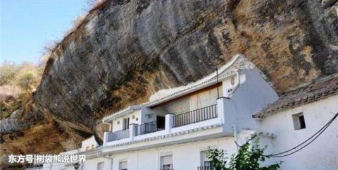 被巨石压了600多年的小镇:房屋都没有屋顶,下雨天也不用打伞