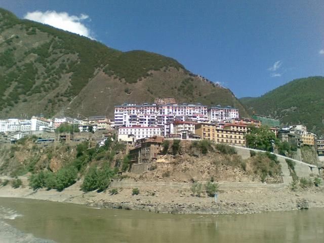 四川“悬崖之城”，房子修在悬崖边，游客：好惊险！