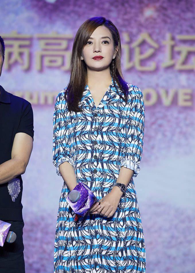 瘦下来的赵薇气质真好，穿印花裙撞上舒淇，居然一点儿都没输！