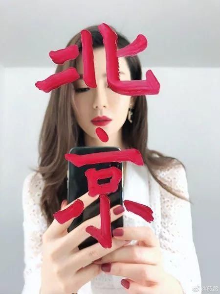 戚薇自拍撞脸Angelababy，作为美妆博主的她到底专业吗?