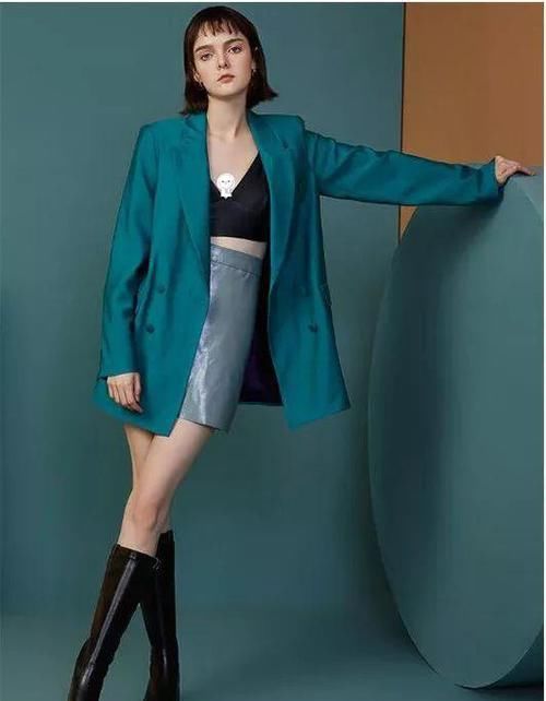  清爽：今年别穿风衣了，小西装让你清爽迷人，搭配裙装清新时尚