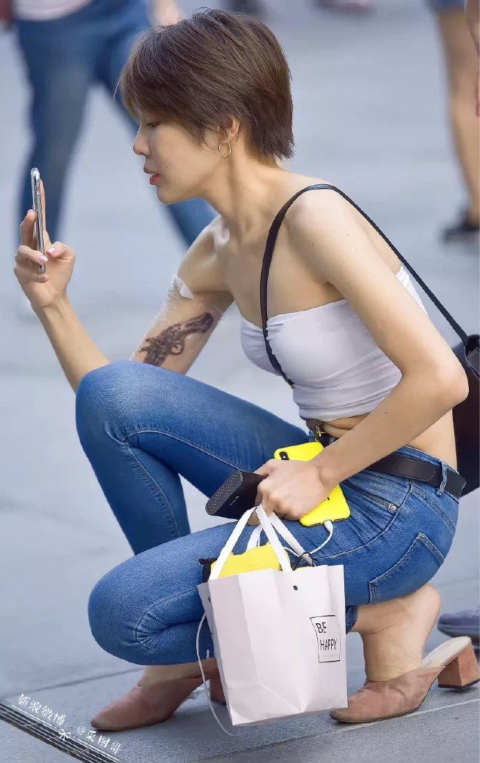 街拍:图一长裙中间开叉太犀利，最后一图心跳加速!