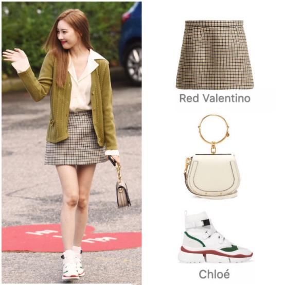 李宣美只是穿了一件半裙，小短腿立即消失，不愧为韩国第一美腿