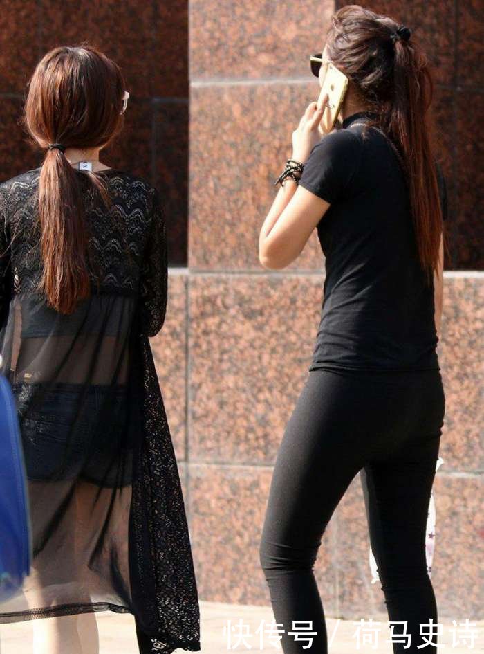 商业街街拍: 黑色紧身裤美女, 凸显傲人曲线身姿