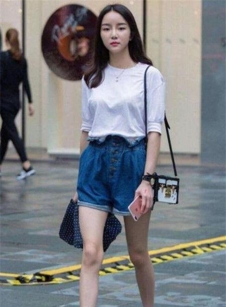 [ 美女]秀出优雅姿态，优雅时尚的街拍：身材一级棒的美女