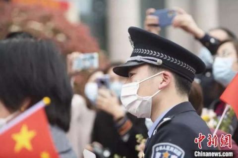 #孔维盛#浙江援湖北白衣警嫂凯旋 警察丈夫送上暖心休假通知书