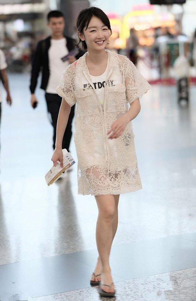 周冬雨穿人字拖鞋，原来这么矮!之前走红毯全靠高跟鞋撑场面!