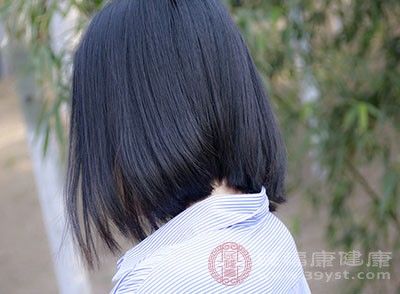  症状@头发油怎么办 适当的清理头发缓解这个症状