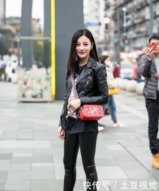 『风范』街拍:般般入画的小姐姐,一条浅蓝色的连衣裙,优雅气质女神风范