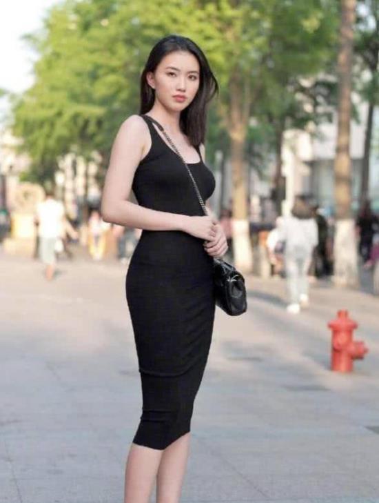  #雅致#街拍：身材高挑的美女，黑色格子外套搭配黑色长裙很是雅致，温柔又漂亮
