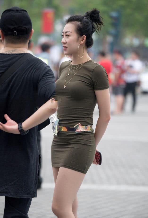 成熟辣妈穿绿色贴身群裹出丰腴臀线，十分有看点