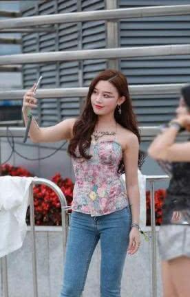 白里透红才能与众不同，牛仔裤帮你打造窈窕的身材