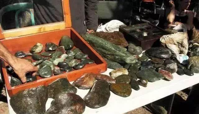  「玉石」谁说老外不玩奇石, 看看国外的石头市场是啥样!