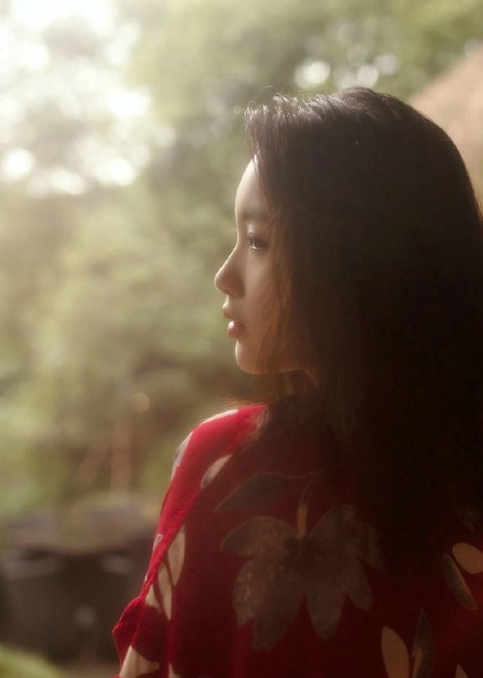 丰满大胸美女忧郁性感撩人写真图片