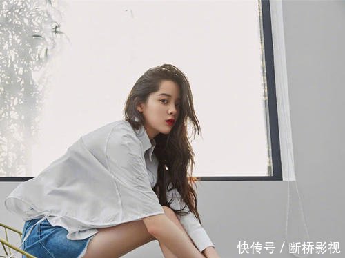 欧阳娜娜长腿逆天，超短裤直接穿成倒三角，露出大腿根神秘又性感