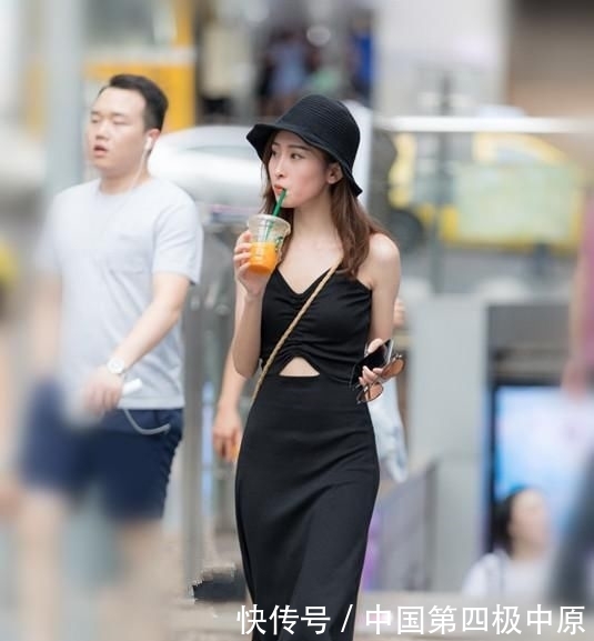 【气质】时尚街拍,图一小姐姐简单的黑白色搭配,很酷很时尚,太有气质了