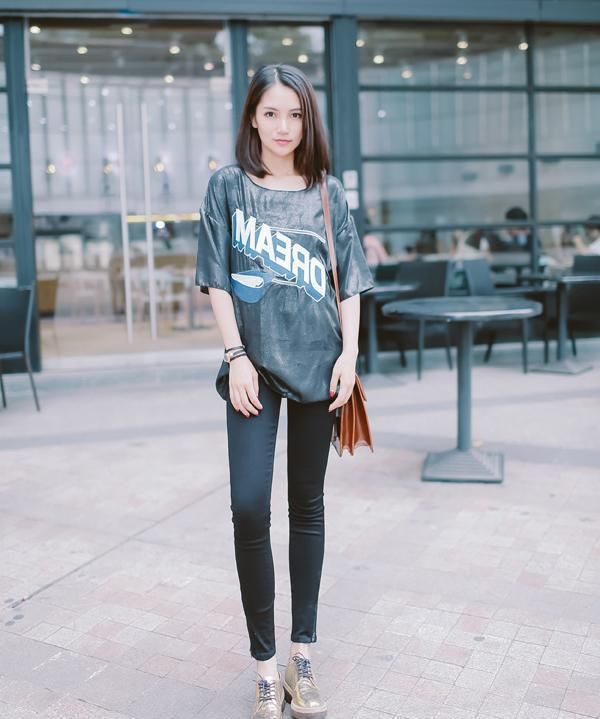 穿牛仔裤的妹子清新性感，年轻气质迷人曲线尽显