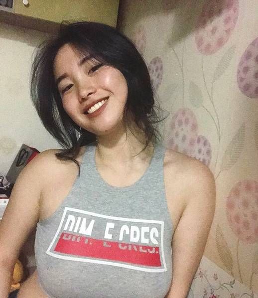 韩国妹穿了一条肉色连衣裙 成功吸引几万人