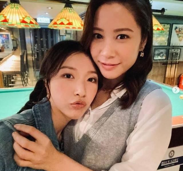  [全屏幕]“千亿元女朋友”偎依在好闺蜜胸口发嗲，扎双麻花辫全屏幕清纯少女气场