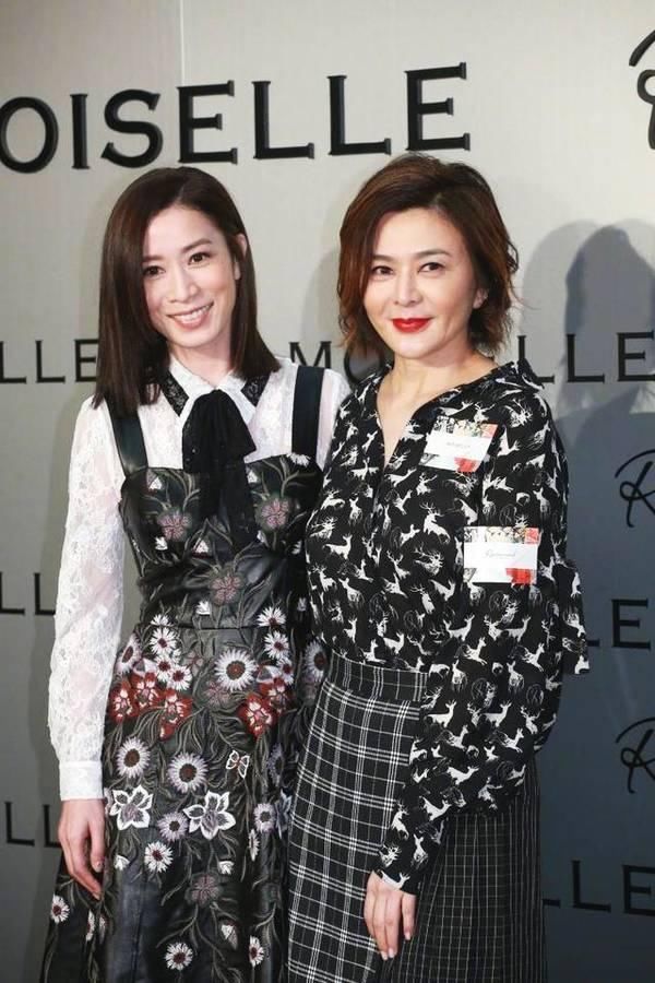 43岁佘诗曼败给56岁关之琳，只因为她穿了这样一双鞋！