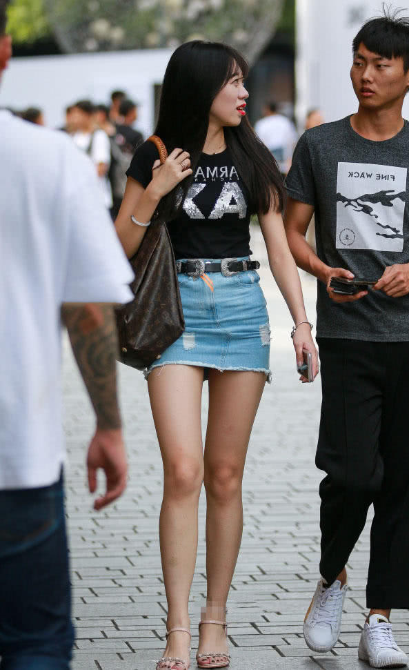 长发小姐姐贴身短袖搭配包臀裙显曼妙身姿，成熟女人味儿让小男友