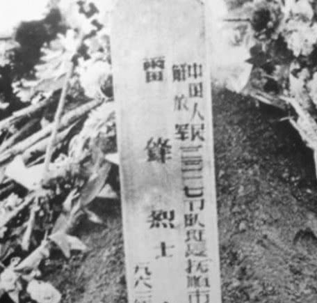  「真实」老照片：雷锋下葬时的真实场景，现场人山人海，墓地如