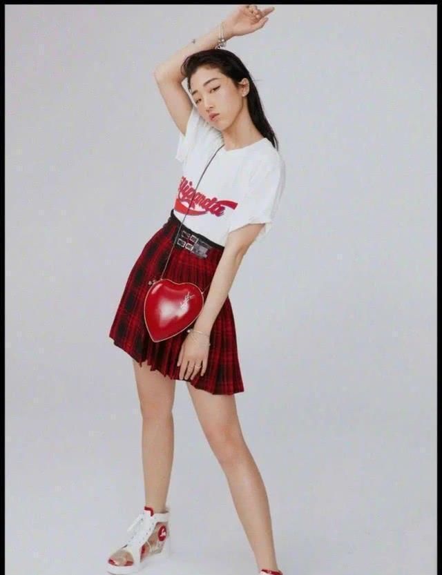 『yamy』穿搭也要大胆,yamy打破原来酷炫风格,挑战典雅风更具吸引力
